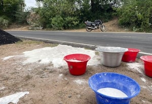  பெரியகளக்காட்டூர் ஏரியில் கிருமிநாசினி தெளிப்பு