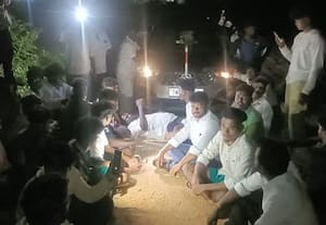  த.வெ.க., மாவட்ட செயலாளர் காரை மறித்து கட்சியினர் போராட்டம்