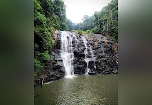  சுற்றுலா பயணியர் சாகசம் நீர்வீழ்ச்சிகளில் அபாயம்