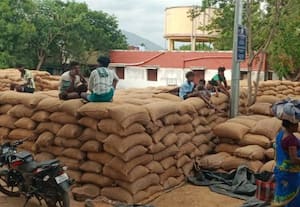  திறந்தவெளியில் நெல் மூடைகள் தீ விபத்து அச்சத்தில் விவசாயிகள்
