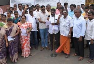  தொடக்க கூட்டுறவு வங்கி பணியாளர்கள் ஆர்ப்பாட்டம்