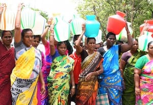  குடிநீர் கேட்டு கலெக்டர் அலுவலகத்தில் காலி குடங்களுடன் திரண்ட பெண்கள்