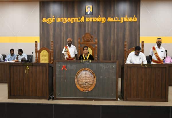 கரூர் மாநகராட்சி கூட்ட அரங்கத்தில் ஸ்டாலின் படத்துக்கு திமுக மேயர் தடை
