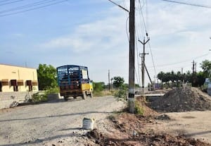  சிவகாசியில் முதல்கட்ட சுற்றுச்சாலையில் 800 மீட்டருக்கு அமைக்கப்படாத ரோடு