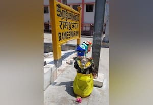  ராமேஸ்வரம் ரயில்வே ஸ்டேஷனில் பாதுகாப்பின்றி பழைய சுவாமி சிலை