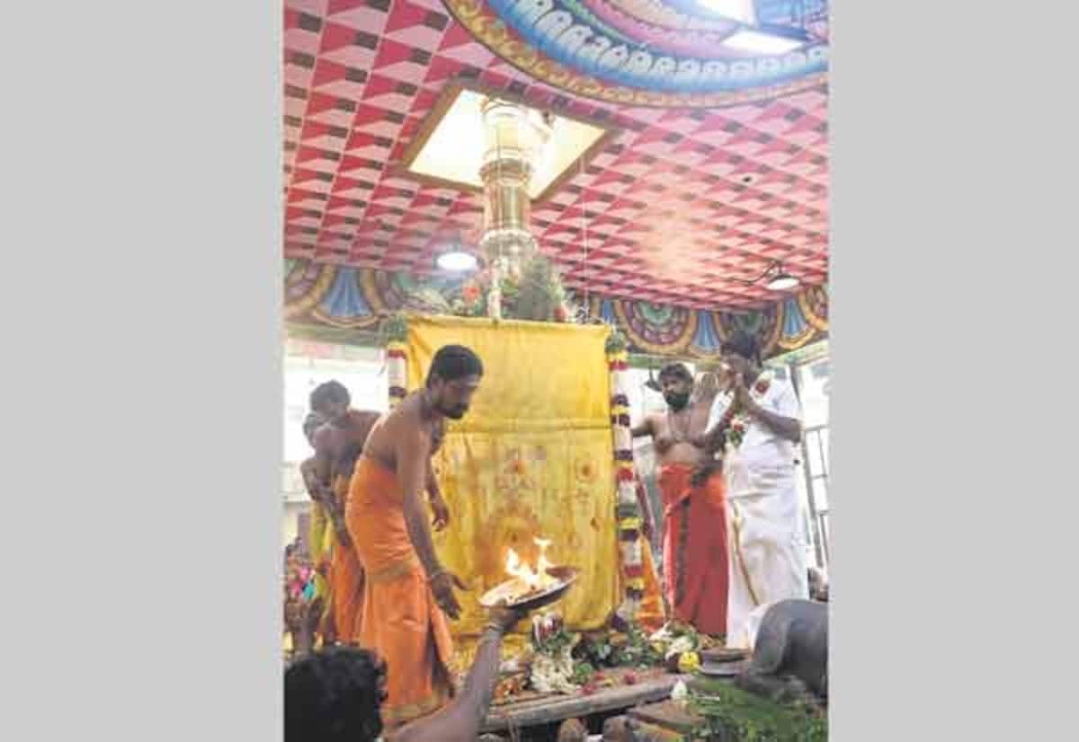 கோட்டை மாரியம்மன் கோவிலில் ஆடித்திருவிழா கொடியேற்றம்