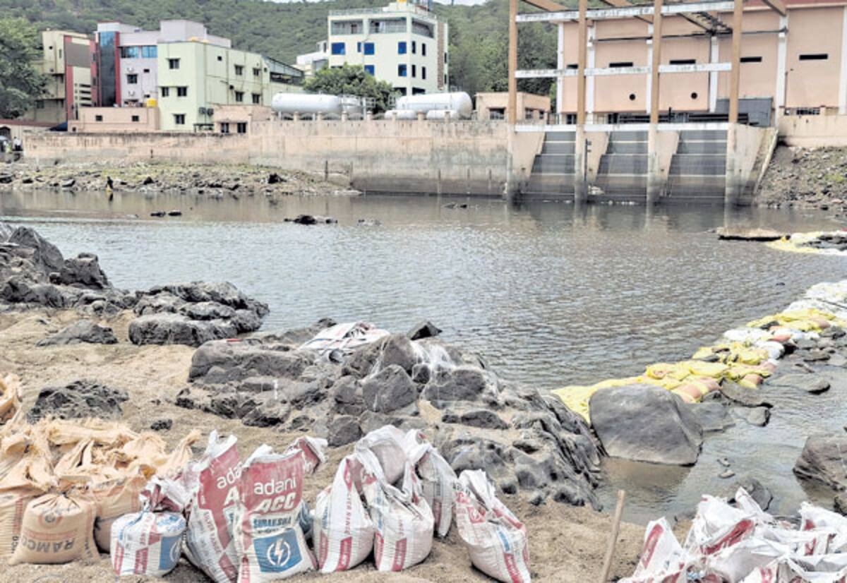 குடிநீர் நீரேற்றத்திற்கு காவிரியாற்றில் மணல் மூட்டை அடுக்கும் பணி