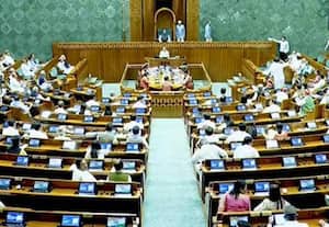 எதிர்க்கட்சி எம்பிக்கள் கடும் அமளி; பார்லிமென்ட் இரு அவைகளும் மதியம் 12 மணி வரை ஒத்திவைப்பு