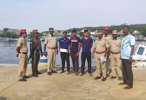 புதுச்சேரி கவர்னர் மாளிகையை தாக்க கடல் வழியே வந்த 3 பேர் சிக்கினர்
