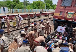  குன்றத்தில் ரயிலை மறித்த மாணவர்கள்