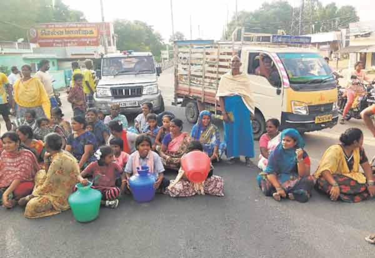 ஒகேனக்கல் பைப்லைன் துண்டிப்பு கண்டித்து பொதுமக்கள் சாலைமறியல்