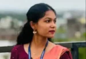  லாரி மோதி மாணவி பலி