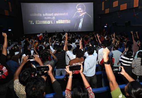 சினிமாவில் இருந்து பிரியமுடன் விடைபெற்றார் விஜய்; கொண்டாடியும், அழுதும் தீர்த்த ரசிகர்கள்