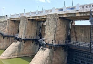  மணிமுக்தா அணை ஷட்டர் பகுதியில் ஆய்வுக்காக நடைபாலம் அமைப்பு