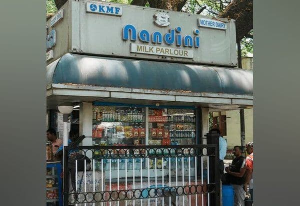  நடைபாதையில் இருக்கும் நந்தினி கடைகளை அகற்ற முடிவு