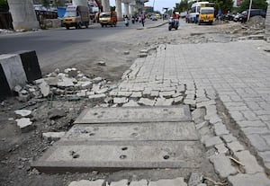  ஓ.எம்.ஆரில் ரூ.40 கோடியில் சீரமைத்த சாலை ஒரே மாதத்தில் சேதம்: வடிகால் மூடியும் நாசம்
