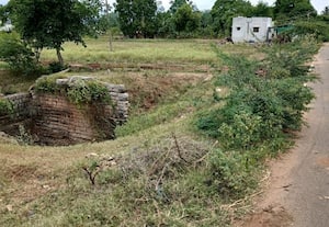  விபத்து அபாயத்துடன் ரோட்டோர கிணறுகள்