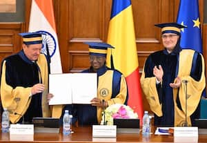 ருமேனியாவில் ஜனாதிபதி திரவுபதி முர்முவுக்கு கவுரவ டாக்டர் பட்டம் வழங்கி சிறப்பிப்பு