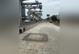  தினமலர் செய்தி எதிரொலி : ஓ.எம்.ஆர்., அணுகு சாலையில் சீரமைப்பு பணிகள் தொடக்கம்