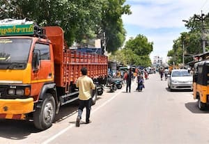  ரோட்டின் இருபுறமும் வாகனங்கள் அவதியில் சாத்துார் மக்கள்