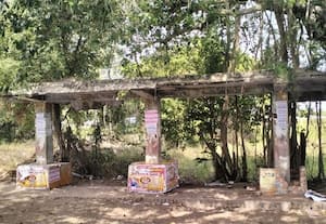  மணித்தோட்டம் பேருந்து நிறுத்தத்தில் இடிந்து விழும் நிலையில் பயணியர் நிழற்குடை