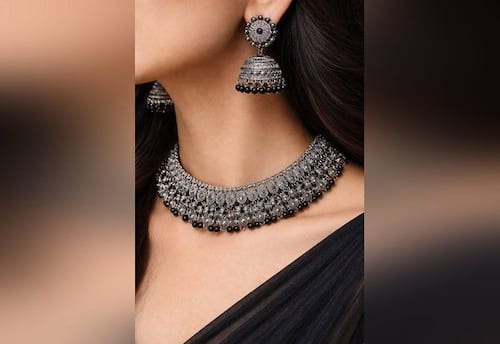 ஹால்டர் நெக் ஆடையும் ஆக்சைடு நகையும் பார்ட்டியில் கலக்க ஏற்றது