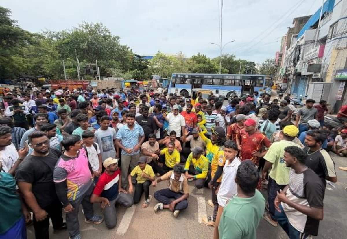 பெரியமேடு கண்ணப்பர் திடல் தனியார் மயம்? கண்டித்து மறியலில் ஈடுபட்ட இளைஞர்கள்