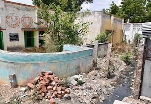  தாழ்வான துணை சுகாதார நிலையம் மழைக்காலத்தில் உட்புகும் கழிவுநீர் நோய் தொற்று அபாயம்
