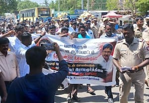  பரமக்குடியில் தாசில்தாரை கண்டித்து ஆர்ப்பாட்டம்