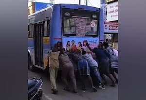 தள்ளு.. தள்ளு.. : அடிக்கடி பழுதாகும் கிராமபுற அரசு டவுன் பஸ்கள்: பாதிவழியில் இறக்கிவிடுவதால் பயணிகள் அவதி-