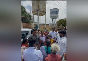  அபாய நிலையில் மேல்நிலைத் தொட்டி அமைச்சர் கமலியிடம் மக்கள் புகார்