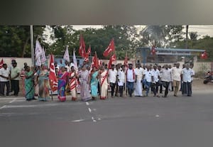  ஒற்றைக்காலில் நின்று ஆர்ப்பாட்டம்