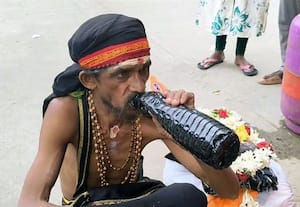  பயன்படுத்திய இன்ஜின் ஆயிலை குடித்து வாழும் கர்நாடக தொழிலாளி