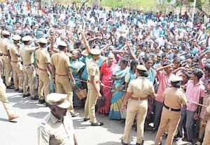 பட்டா கேட்டு நாமக்கல் கலெக்டர் ஆபீஸ் முற்-றுகை மாணவர்கள் உள்பட 800 பேர் திரண்டதால் பரப-ரப்பு