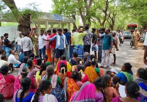  பழவூர் ஏரியில் மண் திருட்டு; பொது மக்கள் சாலை மறியல்