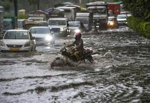  டில்லியில் கொட்டித் தீர்த்த கனமழை; ஆறாக மாறிய சாலைகளால் வாகனங்கள் ஸ்தம்பிப்பு