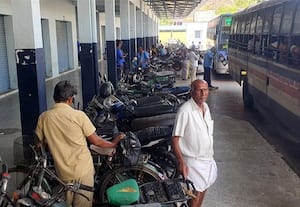  டூவீலர் ஸ்டாண்டாக பழைய பஸ் ஸ்டாண்ட்