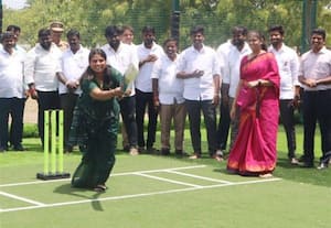  கிரிக்கெட் விளையாடிய பெண் அமைச்சர்கள் கையை உயர்த்தி 'நாங்கள் புலிகள்' என சூளுரை