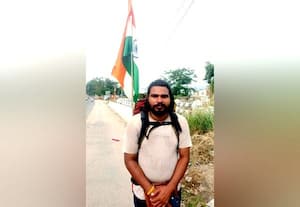  தேசியக்கொடியுடன்  நடந்தே நாட்டை சுற்றும் இளைஞர்