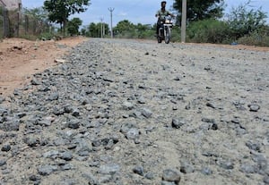  ரங்கநாதபுரம் -- சிலமலை ரோடு பணி துவங்கிய வேகத்தில் முடங்கியது