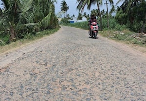  கரடு முரடான சாலை கிராம மக்கள் அவதி