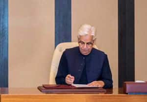 போராட்டத்தில் சுட்டுக்கொல்லப்பட்ட 32 பேரும் எதிரிகள்;  பாகிஸ்தான் அமைச்சர் பேச்சுக்கு கிளம்பிய எதிர்ப்பு