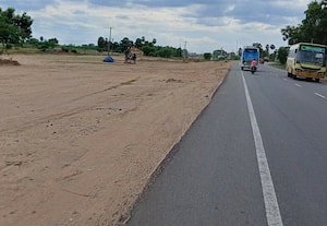 பரமக்குடி-- ராமநாதபுரம் நான்கு வழிச்சாலை பணியால் ﻿ விபத்து அபாயம்: எச்சரிக்கை போர்டுகள், தடுப்புகள் அமைக்க வேண்டும்