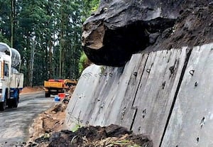  கொச்சி- --தனுஷ்கோடி தேசிய நெடுஞ்சாலையில் சரிந்த பாறைகள்