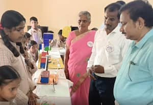 அரசு பள்ளியில் அறிவியல் கண்காட்சி நடத்திய பள்ளி குழந்தைகள்