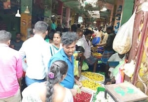 மூன்றாவது ஆடி வெள்ளி பூக்கள் விலை உயர்வு 