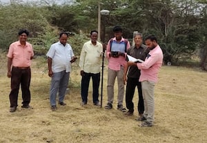 கோவில் நிலத்தை விற்க முயற்சி; மீட்க அதிகாரிகள் நடவடிக்கை