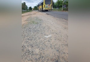  நடுவுல கொஞ்சம் ரோட்டை காணோம்