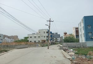  மின்கம்பத்தை அகற்றாமல் கான்கிரீட் சாலை விபத்தில் சிக்கும் வாகன ஓட்டிகள் வாகன ஓட்டிகள் அச்சம்