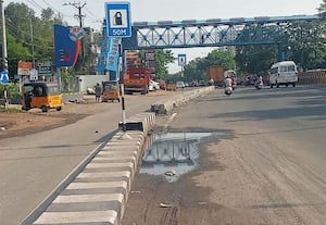 திட்டமிடாமல் அமைத்த தடுப்புச்சுவர் விபத்தில் சிக்கும் வாகன ஓட்டிகள்
